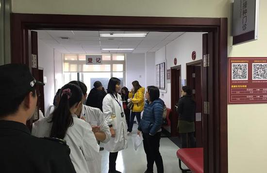 3月8日,前来复旦大学附属妇产科医院非计划免疫门诊咨询登记HPV疫苗的人络绎不绝。
