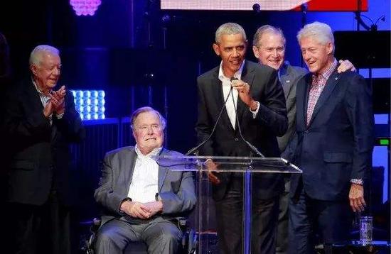 2017年10月21日，美国前总统卡特、老布什、奥巴马、小布什和克林顿（从左至右）在美国得克萨斯农业与机械大学共同出席赈灾音乐会。（新华社/路透）