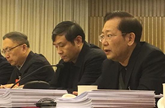 3月13日下午,全国政协委员、国务院三峡办主任聂卫国(右一)进行小组发言。 澎湃新闻记者 李闻莺 图