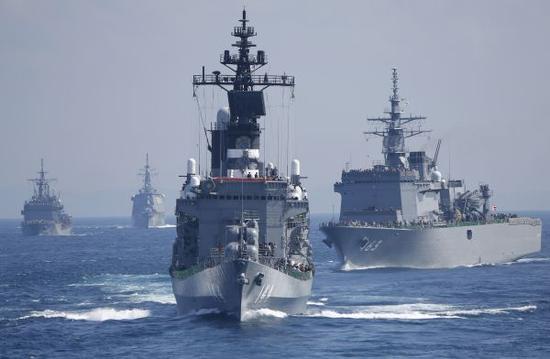 资料图片：日本海上自卫队“鞍马”号护卫舰和其他舰船在东京以南的相模湾参加海上阅兵（2015年10月18日摄）。新华社/美联