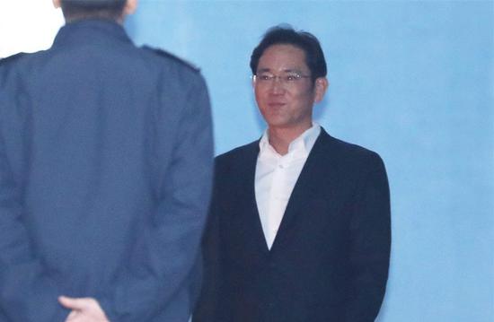 李在镕被关近一年后获释，强忍微笑