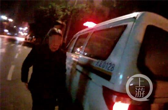 △民警将老人带回派出所,进一步核实相关情况。
