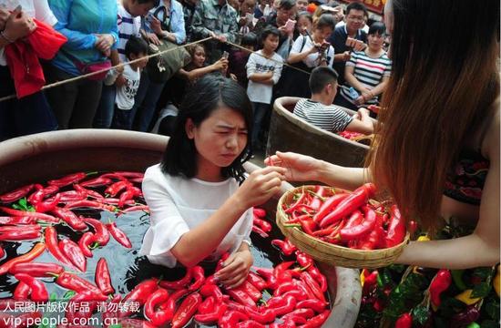  2016年7月2日，云南丽江某旅游区举办了一场万名四川游客吃辣椒比赛的活动。（连国庆/人民图片）