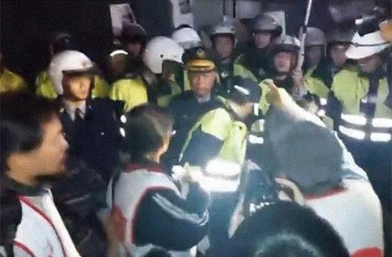 抗议民众昨夜包围赖清德官邸，并试图闯入，继而与警方冲突。（图片来源：台湾“中时电子报”）