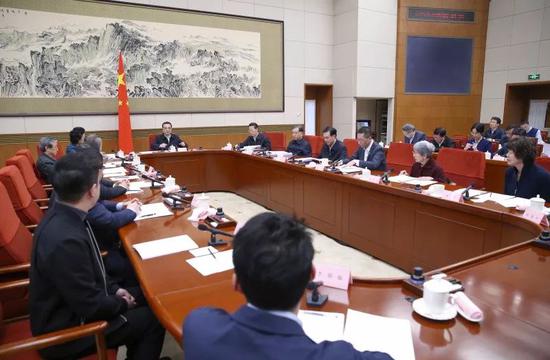 △1月31日,李克强和代表们座谈。