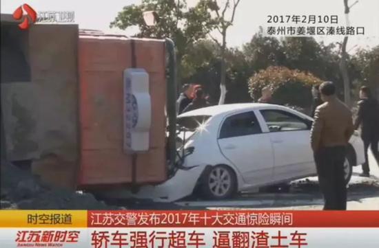 *转弯未让直行 货车碾压摩托车