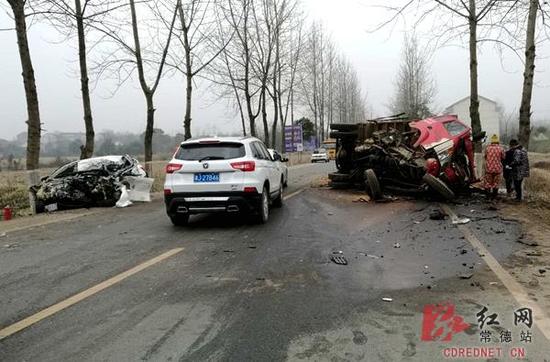 中国网:男子抢劫滴滴司机开走车 十余分钟后撞车身亡(图)