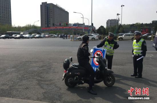 资料图:北京长安街及其延长线等10条道路,禁止电动自行车通行。中新网记者 李泊静 摄
