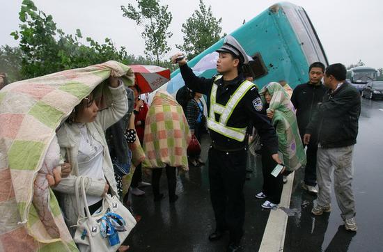 2010年9月28日，一辆载有41名乘客的卧铺车，在行驶过湖北仙桃段因方向盘失灵冲下路基侧翻，乘客从车顶天窗爬出自救。