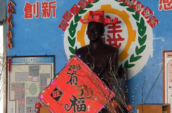 信义小学蒋介石铜像被打扮。(图片来源:台湾《联合报》)
