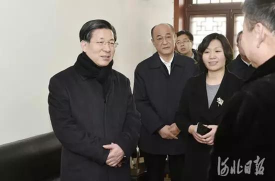 3月2日,河北省委书记、省人大常委会主任王东峰事前不打招呼,深入保定市清苑区冉庄村调研检查。 本文图片 河北日报微信公众号