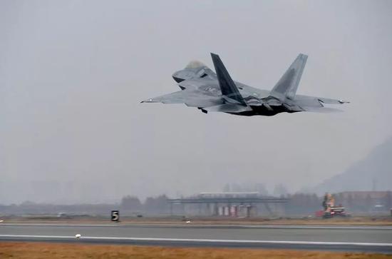 ▲介入操练的美军F-22“猛禽”隐形战斗机从韩国基地腾飞。(韩联社)