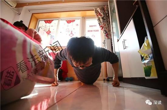 为了把自己的骨髓移植给安安，爸爸袁国辉每天坚持锻炼，以保证自己的身体处在最佳状态