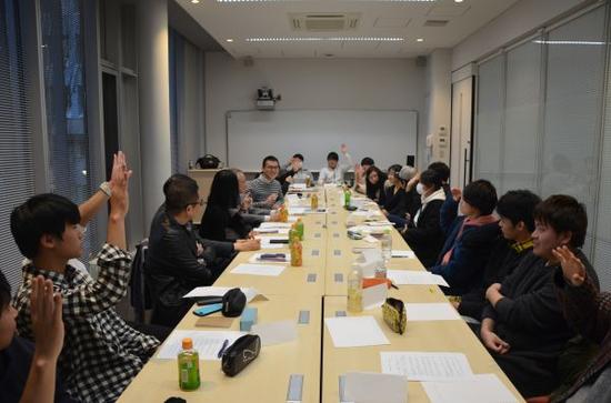 参考消息记者与日本东京经济大学学生座谈(栗本贤一 摄)