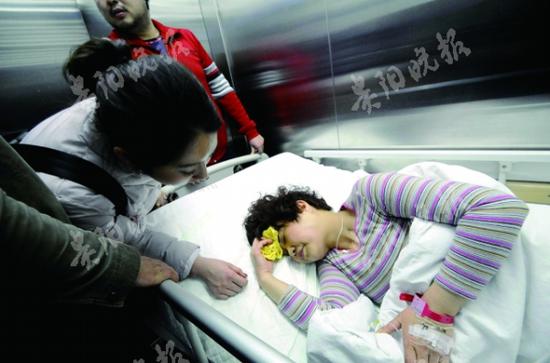 澎湃新闻:3岁女童5楼坠下多人伸手相接 女交通协管员被砸伤