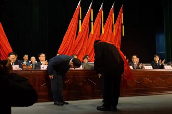 龙泉市委书记、市长向荣获“孔子奖”和“华佗奖”的人民教师和医护人员深深鞠躬致敬。 本文图均为 新蓝网 图