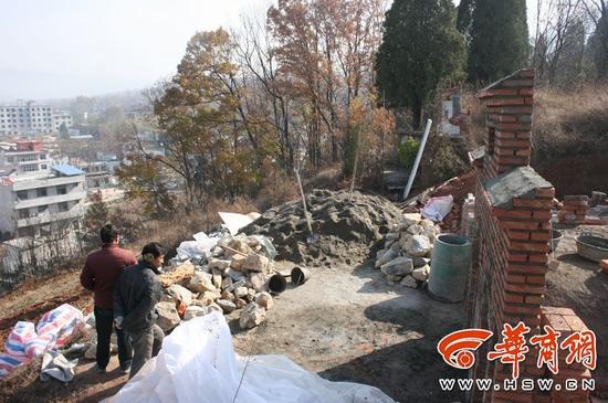 村干部亲属带头在荒坡建坟 集体林地边乱坟岗