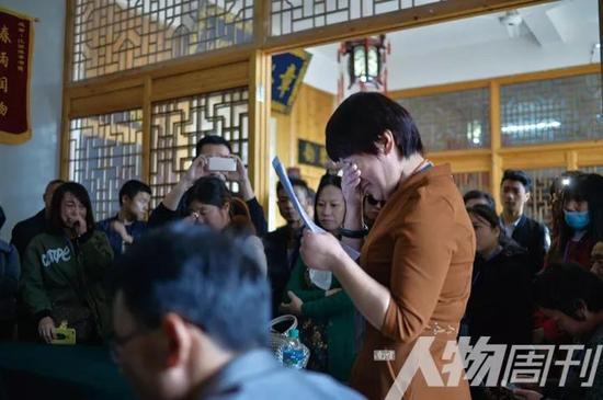 11月5日,一位家长在豫章书院开放日晃荡中哭诉本身孩子的遭受