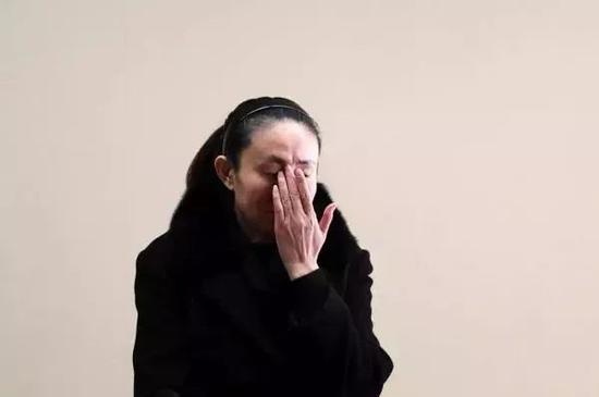 12月10日，江歌的母亲江秋莲在东京池袋的浅草公会堂接受媒体采访时，哽咽落泪。本文图均为 姚为 图