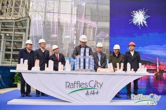 重庆朝天门350米高楼封顶 系国内首座横向摩天楼