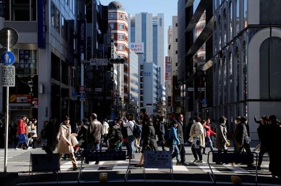 资料图片:2017年2月12日,在日本东京银座商业区,人们行走在街道上。新华社/路透