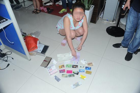警方在一诈骗窝点查获的嫌疑人用于作案的银行卡。 重庆警方 供图