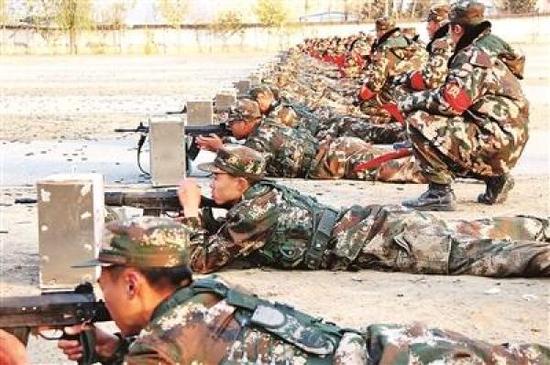 不服输的精神让新兵战士在训练中一丝不苟