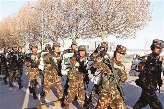 “00”后新兵训练过后一路欢声笑语,累并快乐着