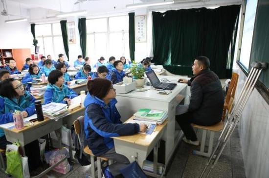 周炎宏带伤上课。 本文图片均为学校供图