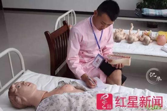 ▲杨德军在学习中  受访者供图