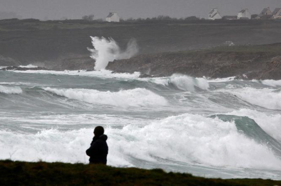2018年1月2日，法国的埃斯基比昂，风暴“埃莉诺”正在靠近布列塔尼海岸。