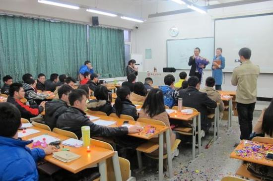 王小海在课堂上向妻子求婚。受访者供图