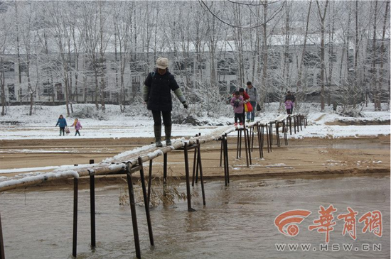 67名孩子靠简易竹桥通行上学