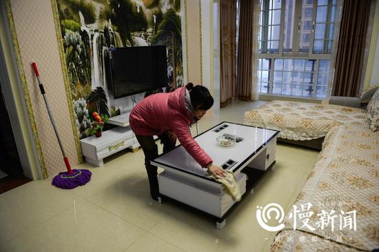 ▲刘金心在外打工,新房子基本没怎么住过。何小平经常会过来替他打扫清洁