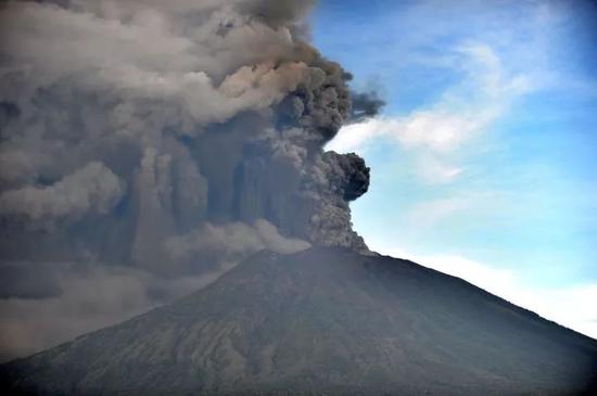 ▲当地时间2017年11月26日,印尼巴厘岛卡朗阿森,阿贡火山喷发(图片来源:视觉中国)