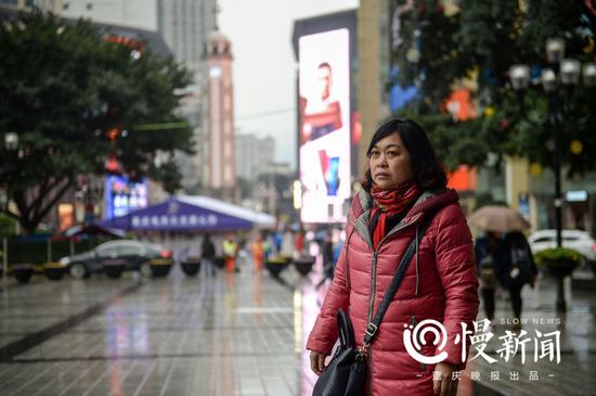 ▲解放碑还是那个解放碑,但周围已变了模样。何小平来到当年的临江门2路车总站附近寻找线索。