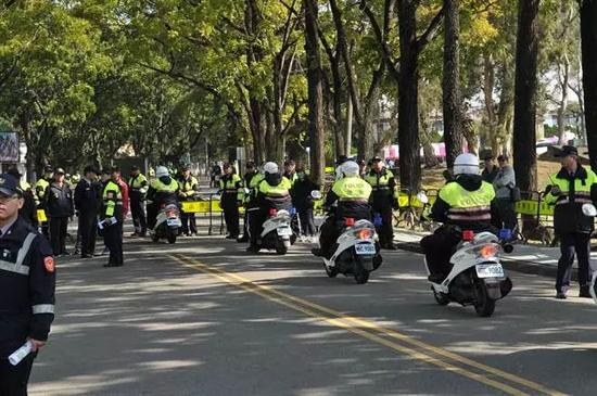 蔡英文赴南投帮党内候选人造势拉票,警方出动大量警力戒备。(图片来源:台湾《中时电子报》)