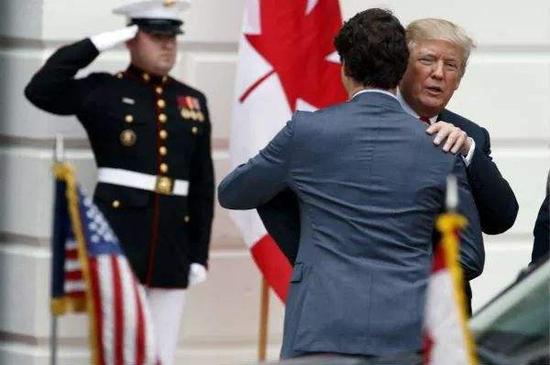 2017年10月11日，特朗普会见来访的加拿大总理特鲁多。他当天再次威胁终止北美自贸协定。（新华社/美联）