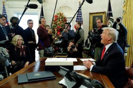 2017年12月22日，特朗普签署减税法案后对媒体讲话。（新华社/路透）