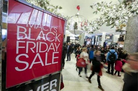 2017年11月24日“黑色星期五”促销日，人们在纽约梅西百货公司购物。（新华社记者王迎摄）