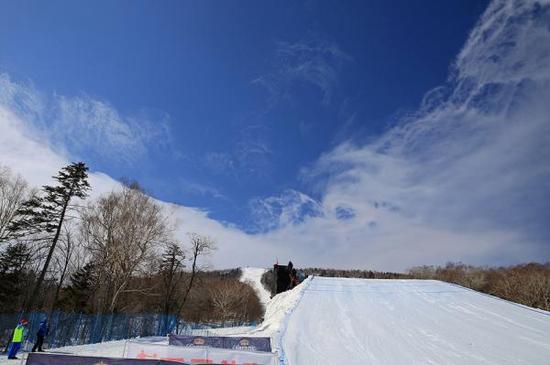 澎湃新闻:黑龙江从严处罚黑社黑导游黑店等:雪乡成整治重点