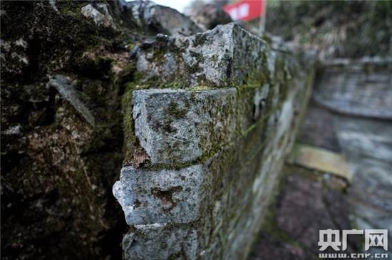 自然風(fēng)化是遺址保護工作難點 央廣網(wǎng)記者 石昊鑫 攝
