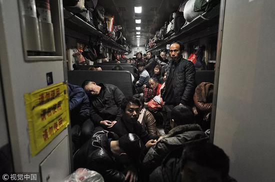 拥挤的车厢。图片来自视觉中国