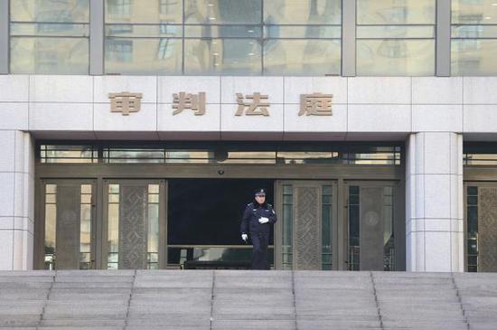 杭州中级人民法院,一名警察在审判法庭门口执勤。视觉中国 资料图