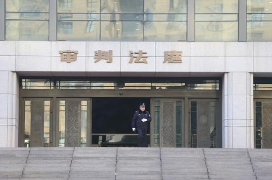 杭州中级人民法院，一名警察在审判法庭门口执勤。视觉中国 资料图