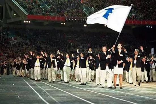 2000年悉尼奥运会，韩朝“并肩而行”。