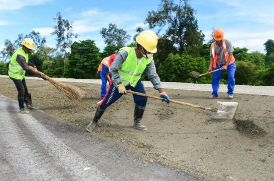 工人在东帝汶苏艾高速公路项目工地上工作（杜宇 摄）