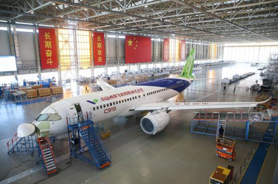 资料图：2月13日，C919大型客机102架机停放在中国商飞公司上海飞机制造有限公司总装车间内。