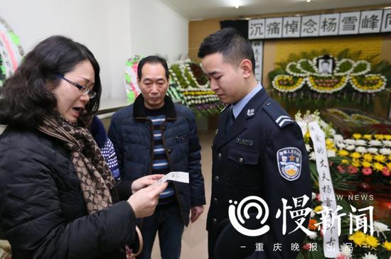 杨雪峰的妻子和汪泽民一家看当年报道杨雪峰解救汪泽民的报纸