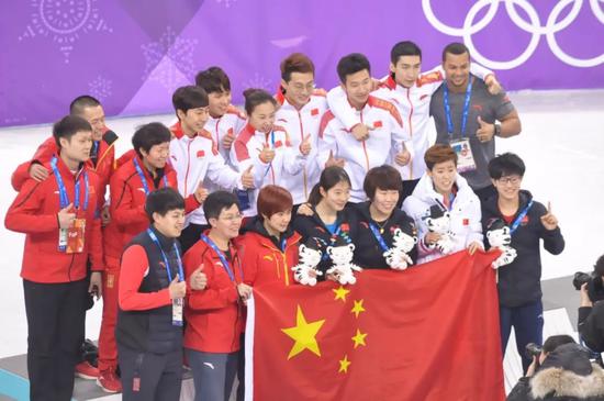 中国短道队赛后合影留念  中国青年报·中青在线记者 慈鑫/摄